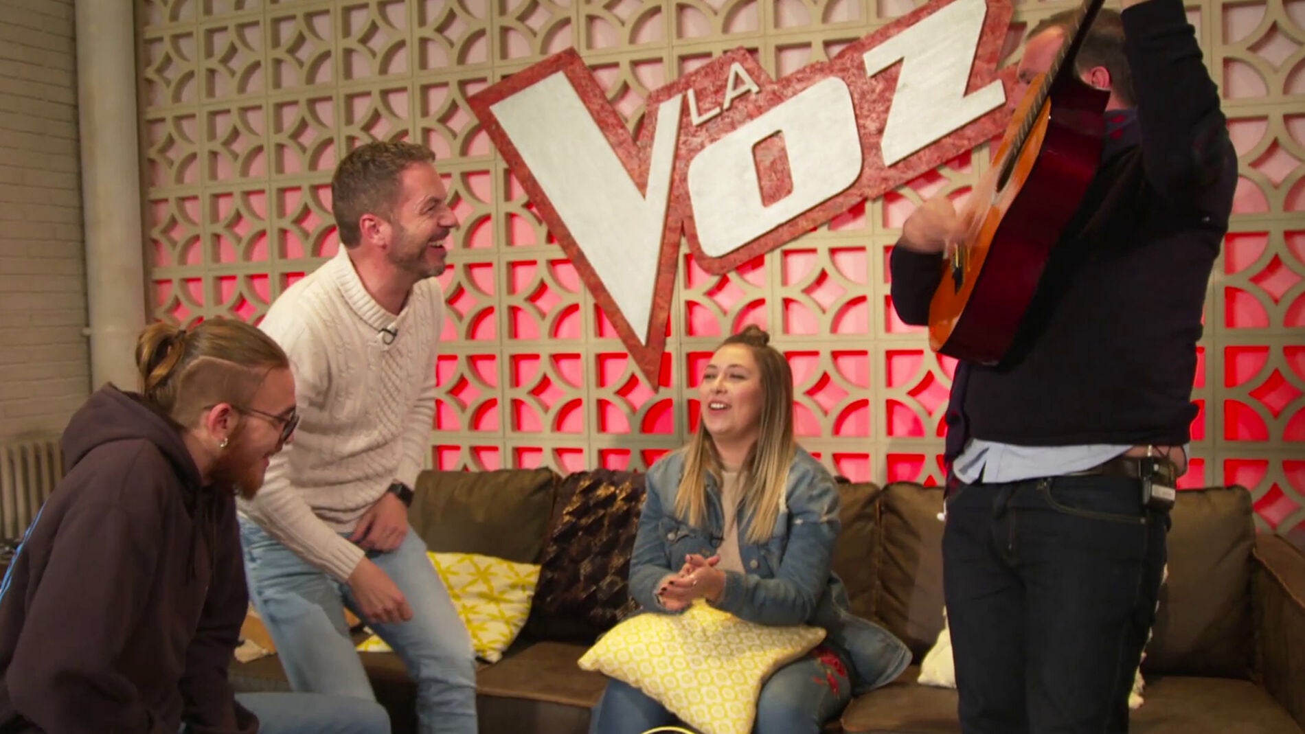 Mar&iacute;a Espinosa, Andr&eacute;s Mart&iacute;n, &Aacute;ngel Cort&eacute;s y Javi Moya se divierten interpretando 'La Macarena', 'Aserej&eacute;' o 'Toma que toma