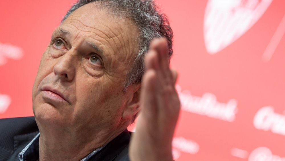 Joaquín Caparrós, en una rueda de prensa con el Sevilla