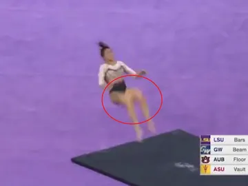 Una gimnasta se rompe las dos piernas al realizar un salto en competición Una gimnasta se rompe las dos piernas al realizar un salto en competición