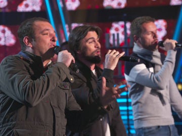 Javi Moya y Ángel Cortés sorprenden en los ensayos junto a Juanes en el plató de 'La Voz'