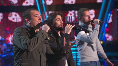 Javi Moya y Ángel Cortés sorprenden en los ensayos junto a Juanes en el plató de 'La Voz'