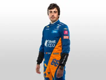 Fernando Alonso con su indumentaria para participar en Indianápolis Fernando Alonso con su indumentaria para participar en Indianápolis