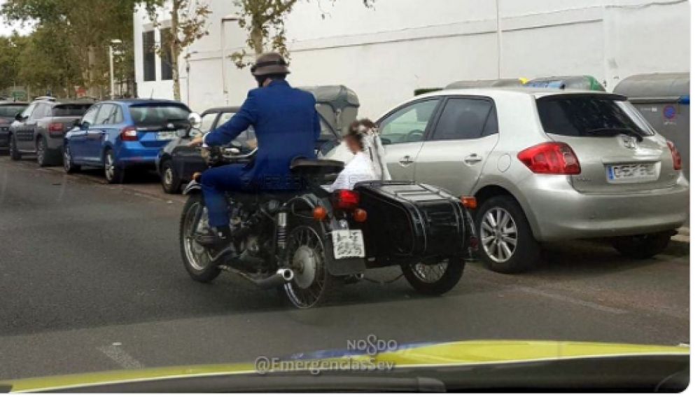 Imagen de los novios en sidecar