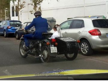 Imagen de los novios en sidecar