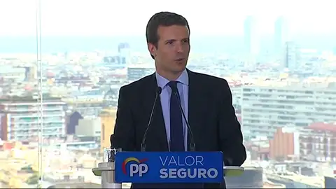 Casado: "Sánchez prefiere las manos manchadas de sangre que las manos pintadas de blanco" Casado: "Sánchez prefiere las manos manchadas de sangre que las manos pintadas de blanco"