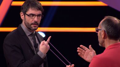 La mano de Juanra Bonet en peligro con el truco de magia de José Luis en '¡Boom!'