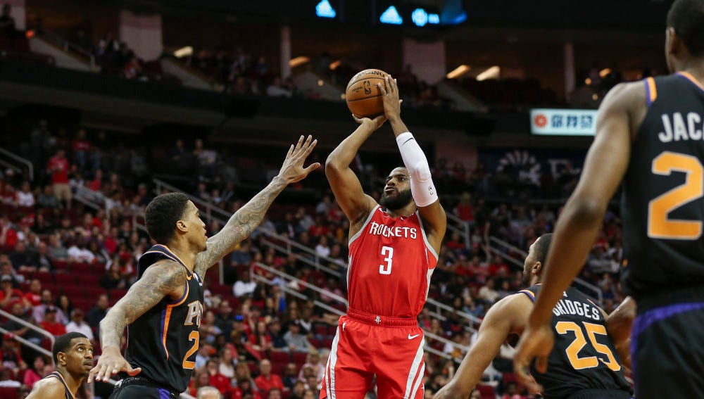Chris Paul lanza a canasta ante los Phoenix Suns