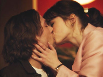 Vídeo: Maribel y Robert celebran el éxito con un intenso beso