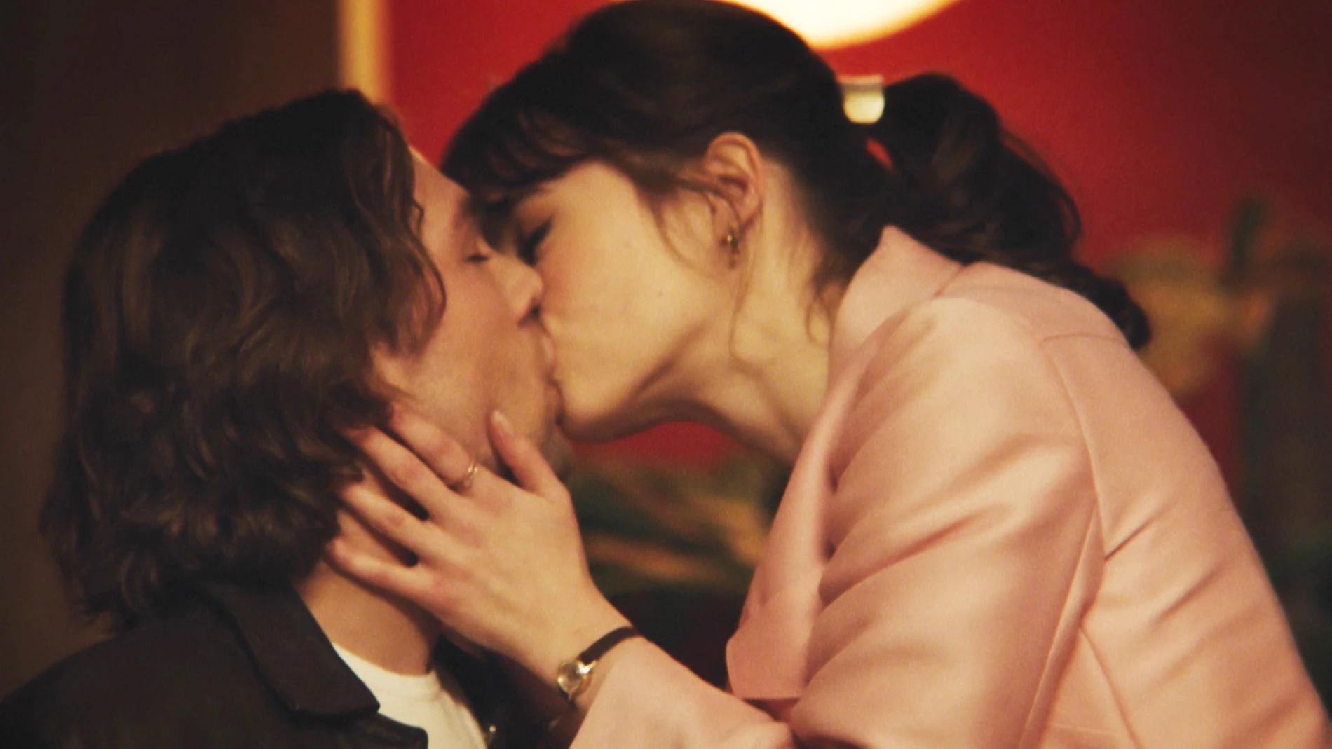Vídeo: Maribel y Robert celebran el éxito con un intenso beso