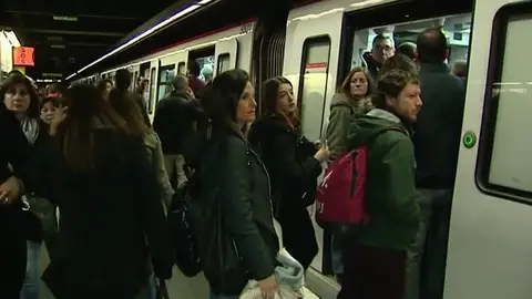 Aglomeraciones y largas esperas en la primera jornada de huelga del Metro de Barcelona Aglomeraciones y largas esperas en la primera jornada de huelga del Metro de Barcelona