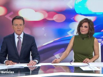 Antena 3 Noticias 1 Fin de Semana, con Matías Prats y Mónica Carrillo