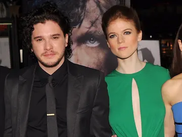 Kit Harington, Rose Leslie y Emilia Clarke Kit Harington, Rose Leslie y Emilia Clarke