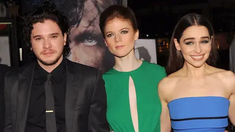 Kit Harington, Rose Leslie y Emilia Clarke Kit Harington, Rose Leslie y Emilia Clarke