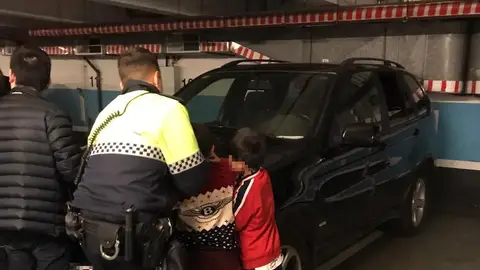 Los menores tras salir del coche Los menores tras salir del coche