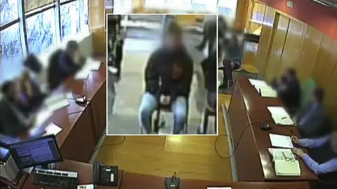 El relato de la víctima de la 'manada de Sabadell': "Estaba llorando y diciéndole todo el rato que no" El relato de la víctima de la 'manada de Sabadell': "Estaba llorando y diciéndole todo el rato que no"