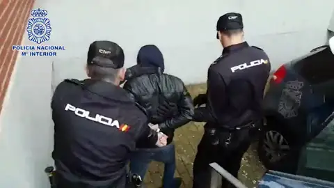 Liberan a dos personas que estaban maniatadas en el interior de un coche Liberan a dos personas que estaban maniatadas en el interior de un coche