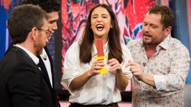 La emoción se apodera de María Pedraza con uno de los inventos de El Monaguillo en 'El Hormiguero 3.0'