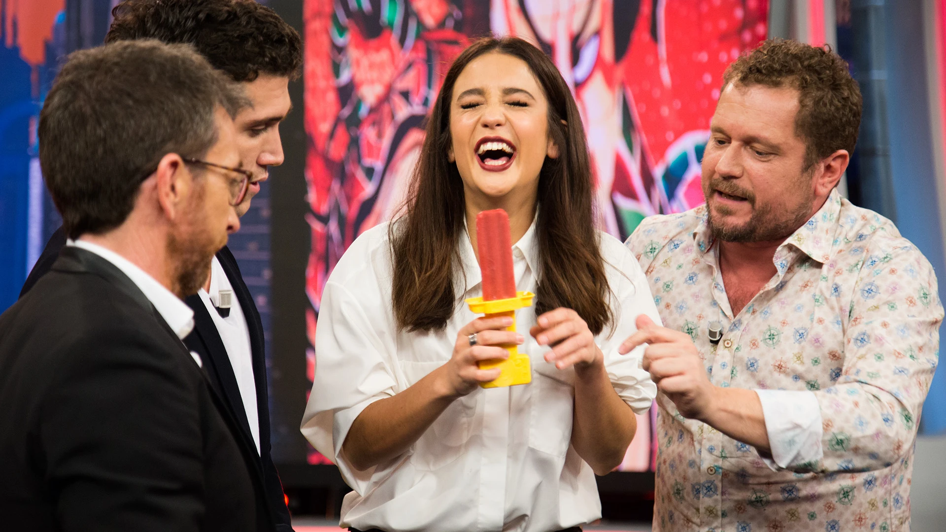 Vídeo - La emoción se apodera de María Pedraza con uno de los inventos de El Monaguillo en 'El Hormiguero 3.0'