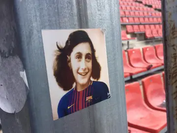 La imagen de Ana Frank con la camiseta del Barcelona La imagen de Ana Frank con la camiseta del Barcelona