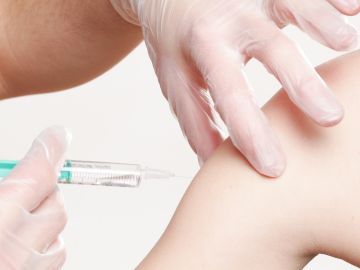 Una persona administrando una vacuna