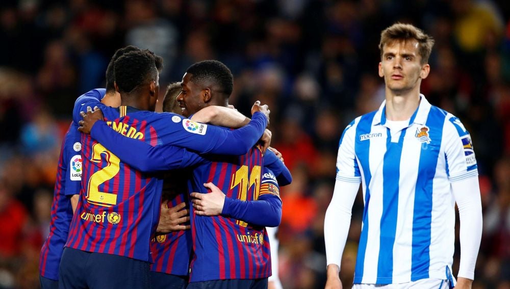 Los jugadores del Barcelona celebran un gol ante la Real Sociedad