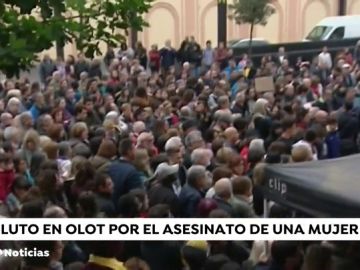 Minuto de silencio y crespón negro en el Ayuntamiento de Olot tras el último asesinato machista Minuto de silencio y crespón negro en el Ayuntamiento de Olot tras el último asesinato machista