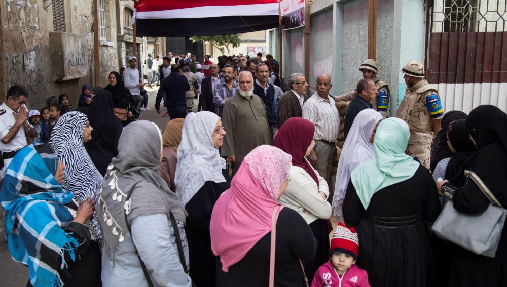Colas para votar en el referéndum en Egipto