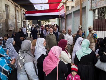 Colas para votar en el referéndum en Egipto