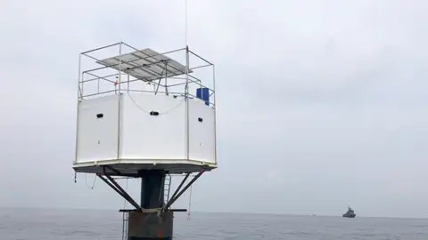 Vista de la vivienda flotante o 'Seastead' construida en el Mar de Andamán, a unas 12 millas náuticas de la costa de Phuket, en Tailandia Vista de la vivienda flotante o 'Seastead' construida en el Mar de Andamán, a unas 12 millas náuticas de la costa de Phuket, en Tailandia