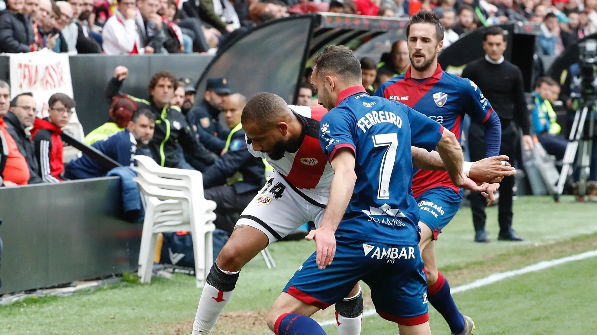 Bebé y Ferreiro pelean por un balón Bebé y Ferreiro pelean por un balón