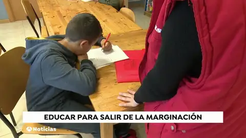 Un autobús recorre 16 kilómetros de una zona marginal para transportar a niños que necesitan refuerzo escolar Un autobús recorre 16 kilómetros de una zona marginal para transportar a niños que necesitan refuerzo escolar