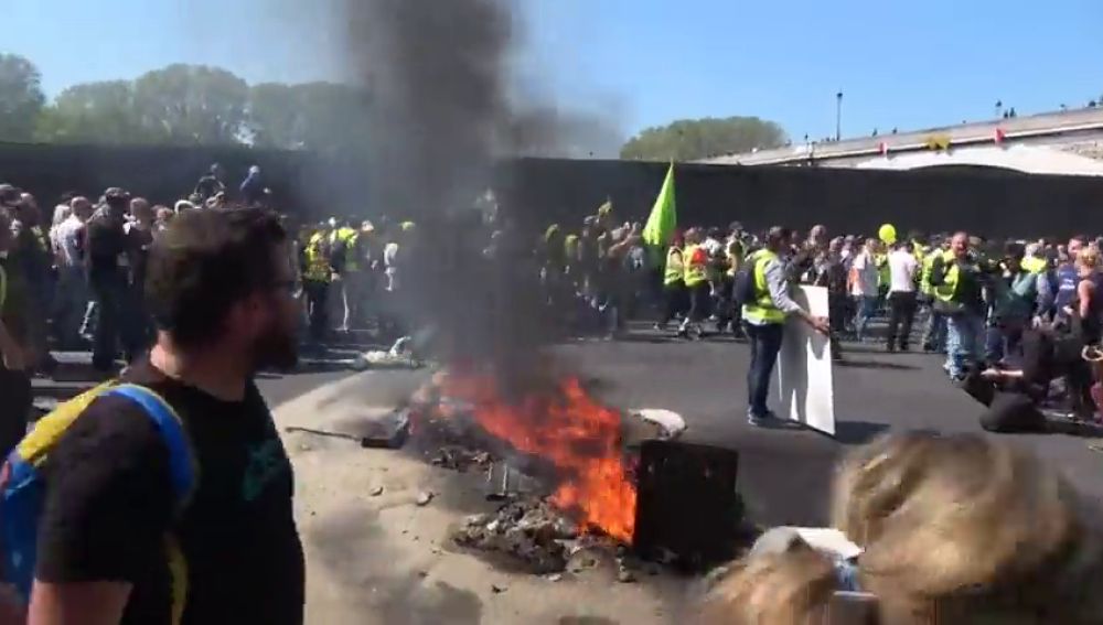 Disturbios entre radicales y policía en la protesta de "chalecos amarillos" en París
