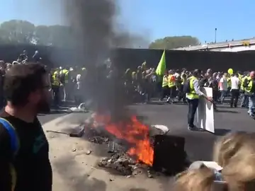 Disturbios entre radicales y policía en la protesta de "chalecos amarillos" en París Disturbios entre radicales y policía en la protesta de "chalecos amarillos" en París