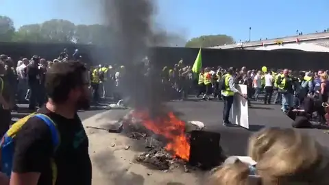 Disturbios entre radicales y policía en la protesta de "chalecos amarillos" en París Disturbios entre radicales y policía en la protesta de "chalecos amarillos" en París