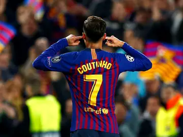 Coutinho se lleva los dedos a los oídos Coutinho se lleva los dedos a los oídos