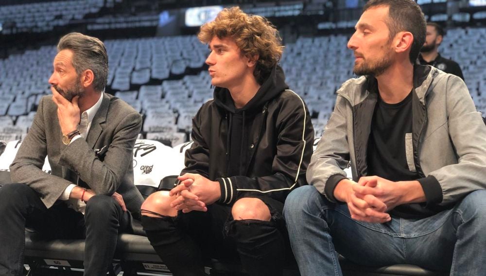 Griezmann, viendo un partido de NBA