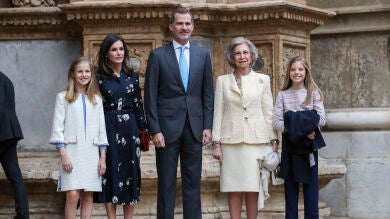 Los Reyes asisten con sus dos hijas y con doña Sofía a la misa del domingo de Pascua en la Catedral de Mallorca