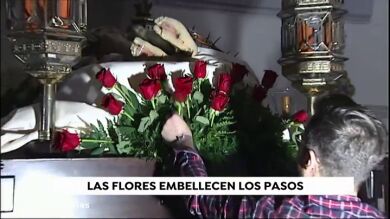 Floristas y cofradías, unidos cada año para conseguir la mejor puesta en escena en Semana Santa