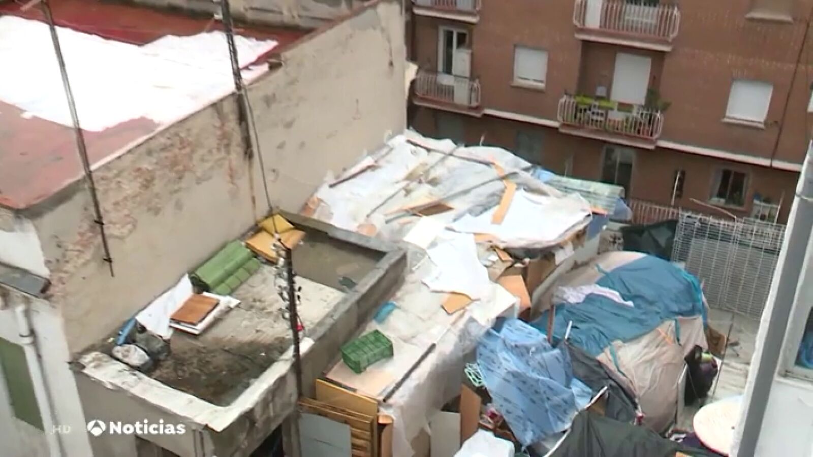 Un okupa gestiona el alquiler de chabolas en el patio de un edificio en condiciones infrahumanas en Madrid