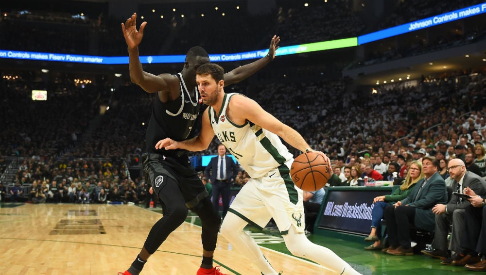 Mirotic, con el balón en un partido ante los Pistons