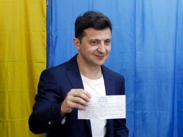 Volodimir Zelenski vota en las elecciones de Ucrania