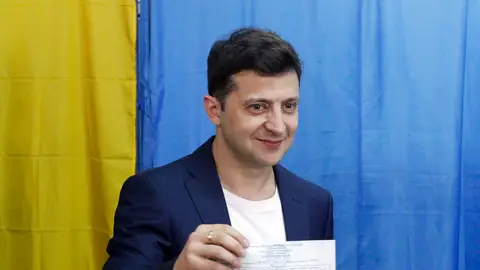 Volodimir Zelenski vota en las elecciones de Ucrania Vladímir Zelenski, gran favorito a la victoria en las elecciones presidenciales