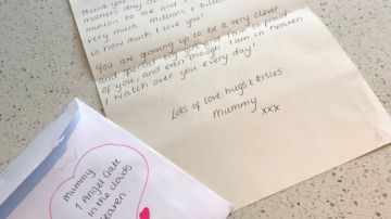 Una niña recibe una carta de su madre fallecida
