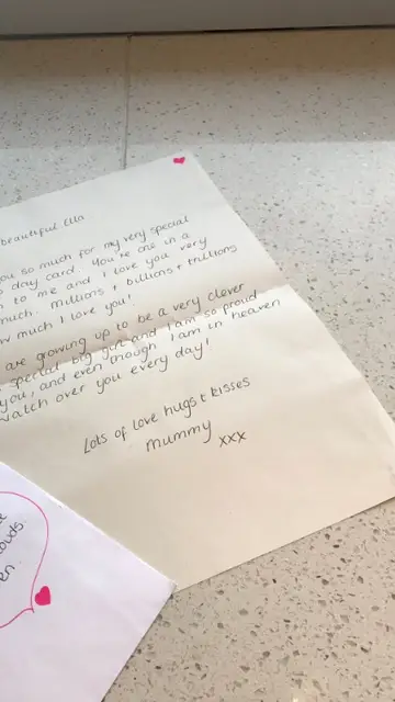 Una niña recibe una carta de su madre fallecida Una niña recibe una carta de su madre fallecida