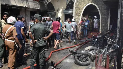 Sri Lanka sufre una cadena de atentados contra iglesias y hoteles de lujo. Sri Lanka sufre una cadena de atentados contra iglesias y hoteles de lujo.