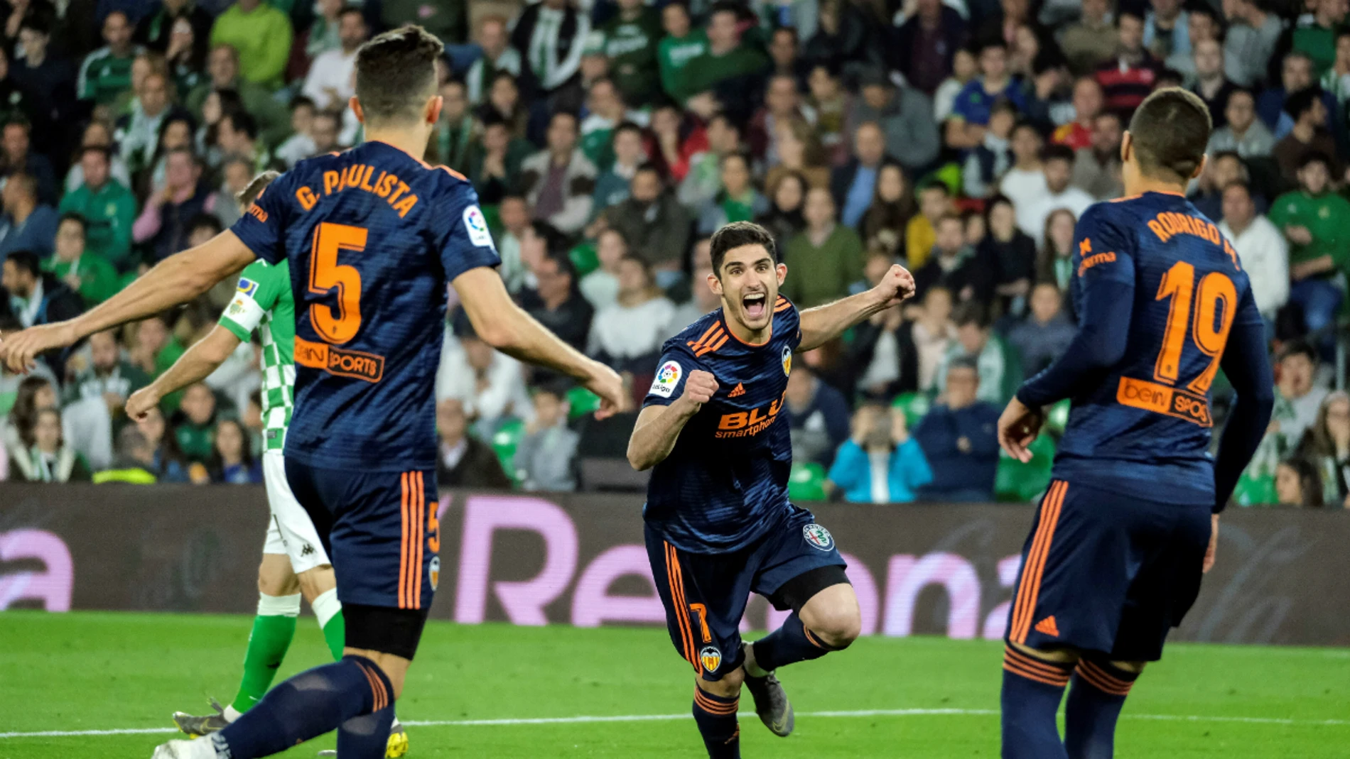 Guedes celebra un gol con el Valencia Guedes celebra un gol con el Valencia