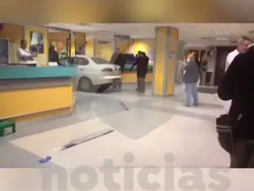Coche empotrado en un hospital de Bilbao Coche empotrado en un hospital de Bilbao