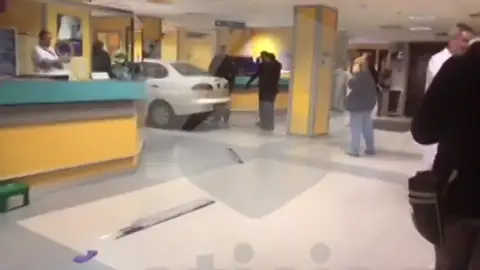 Coche empotrado en un hospital de Bilbao Coche empotrado en un hospital de Bilbao