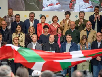 El presidente del PNV, Andoni Ortuzar, ha advertido este domingo que "quien quiera que el PNV se implique en el futuro político del Estado, deberá garantizar el autogobierno vasco y su actualización" El presidente del PNV, Andoni Ortuzar, ha advertido este domingo que "quien quiera que el PNV se implique en el futuro político del Estado, deberá garantizar el autogobierno vasco y su actualización"