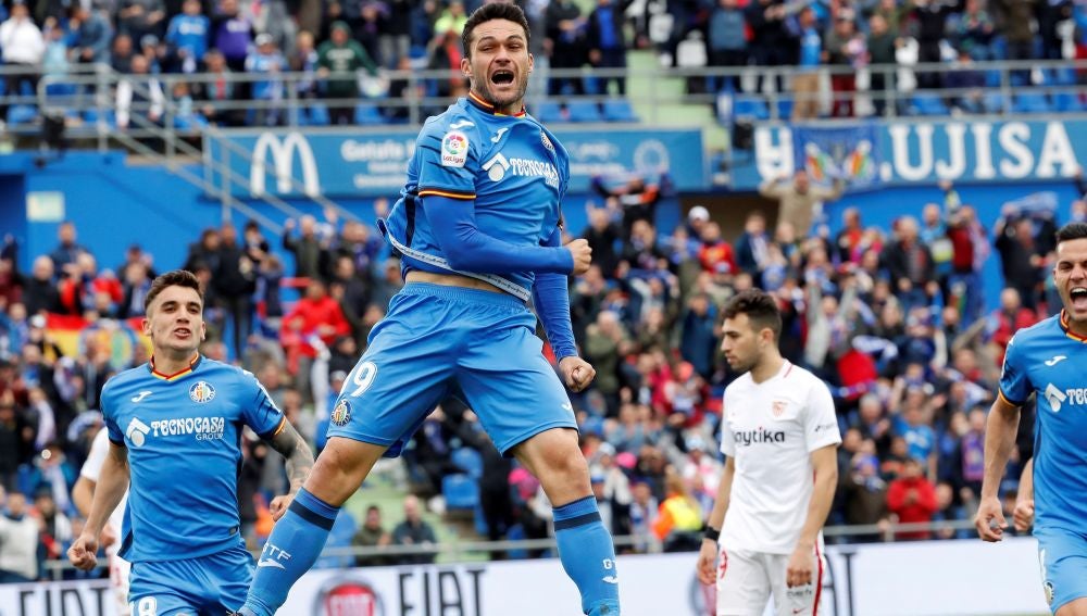 Jorge Molina celebra un gol ante el Sevilla en el Coliseum